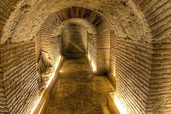 Napoli Sotterranea è un labirinto di gallerie e cunicoli sotterranei che attraversano le viscere della città. Il percorso riserva emozioni davvero uniche